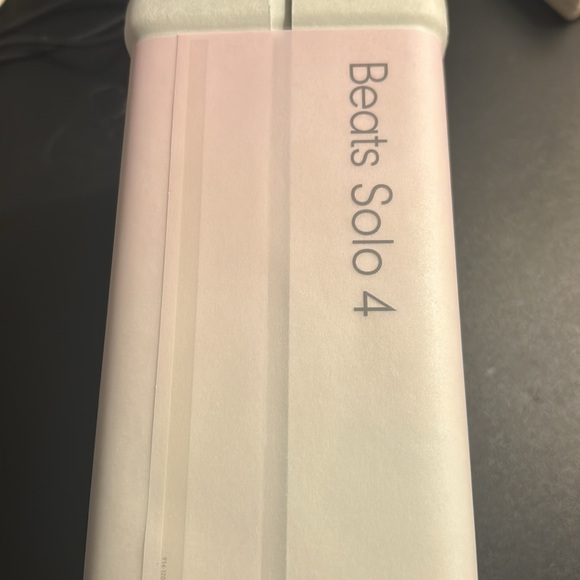 Beats Solo 4 Wireless Headphones - White and Gold. BRAND NEW! - Picture 4 of 4